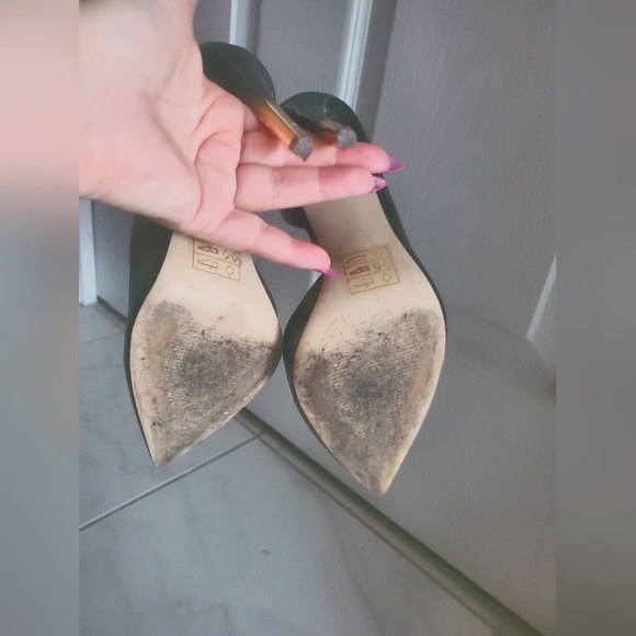 Black Stiletto - Picture 3 of 7